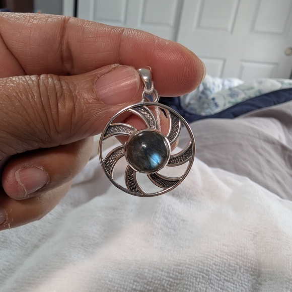 Sterling Silver Beautiful Labradorite Pendant.